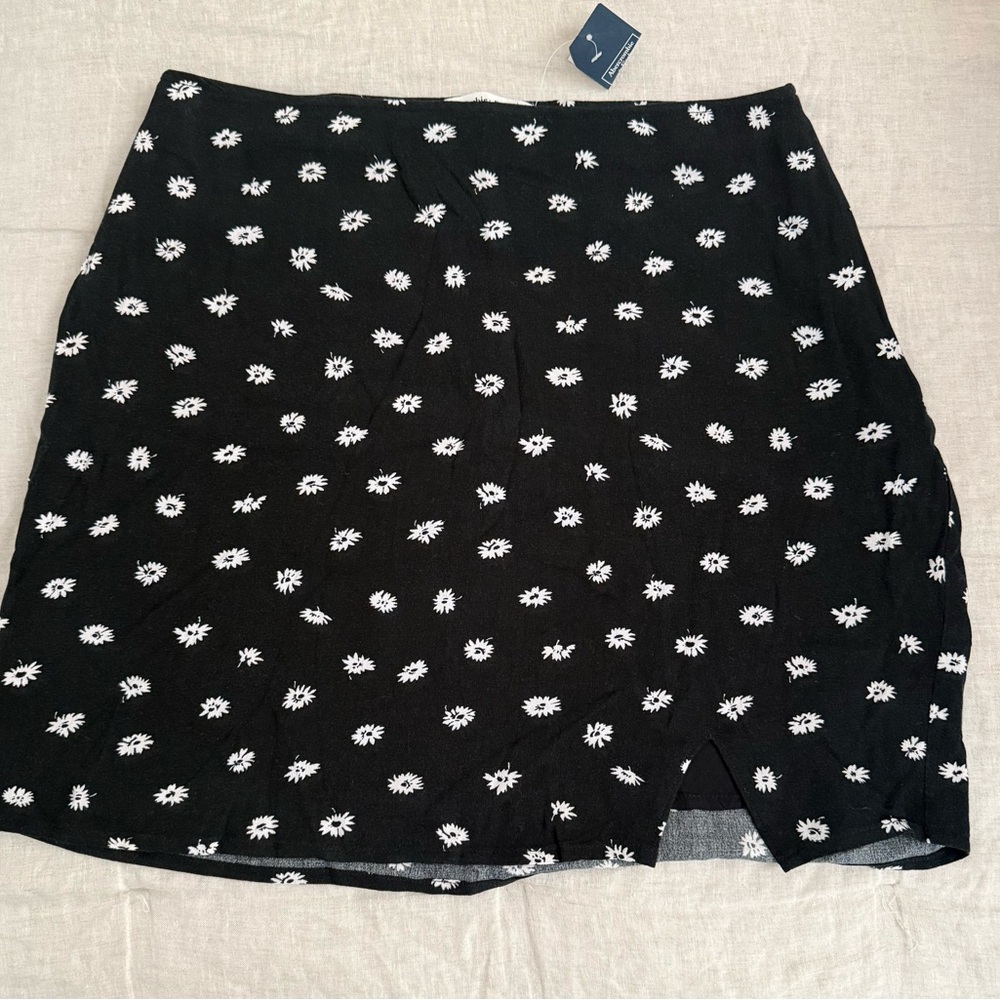 Abercrombie and Fitch Black and White Floral Women's Skirt